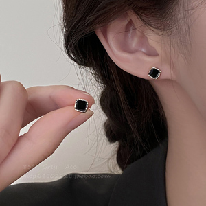 精致简约黑色方形小耳钉女2024新款爆款耳环时尚网红高级感耳饰品