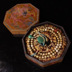 清代仿古 宫廷御用金珍珠朝珠配手绘漆器盒一套 东珠琉璃松石配珠