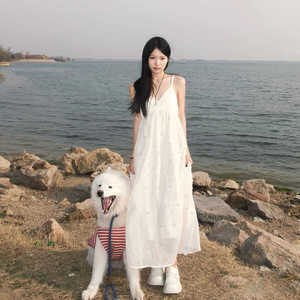 海边度假白色无袖吊带连衣裙女夏季2024新款甜美彩色波点中长裙子