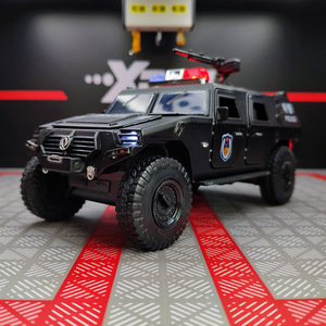 仿真1:24东风猛士装甲特警车合金车模型声光开门儿童玩具摆件