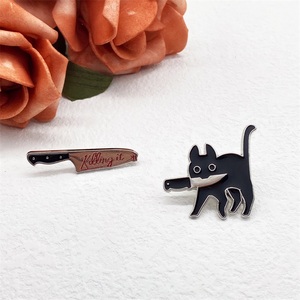复古黑色小猫咬刀设计金属烤漆胸针 卡通可爱小动物徽章服装配饰
