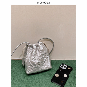 【小优家包包】HOYOZI原创手机包女斜挎单肩小众软挂绳褶皱小包包