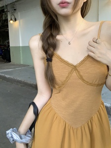 姜黄色法式蕾丝V领吊带连衣裙女夏季收腰显瘦气质裙子度假长裙ins