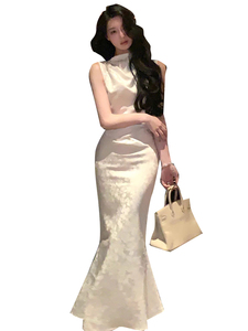 新中式一字肩连衣裙女白色长款气质设计感小众提修身花包臀鱼尾裙