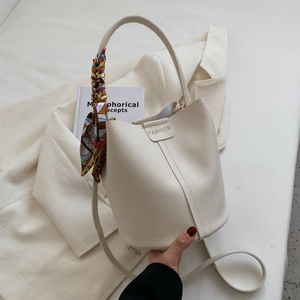 新款包包女2023韩版时尚高级感丝巾手提水桶包小众设计洋气斜挎包