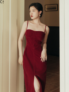 午后商店◆丝绒红色连衣裙女秋冬法式复古吊带裙设计感赫本小红裙