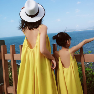 三亚海边母女装女童亮黄长裙沙滩装夏款2024亲子装时尚露背连衣裙