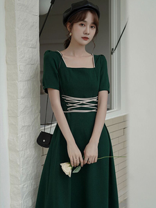 复古绿色方领连衣裙女春夏新款系带收腰显瘦法式优雅气质桔梗裙子
