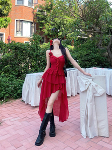 法式气质荷叶边红色吊带连衣裙女夏季度假风氛围感不规则开叉长裙