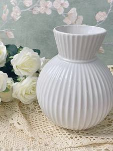 欧式复古白色陶瓷花瓶圆肚浮雕插花可水培胖肚桌面摆件花器居家