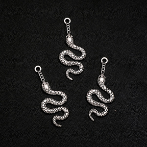 DIY饰品配件，锌合金古银色灵蛇吊坠花纹动物适用于项链钥匙扣