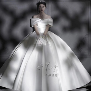 新款影楼室内主题韩式婚纱摄影简约抹胸拍照白色缎面蓬蓬裙礼服