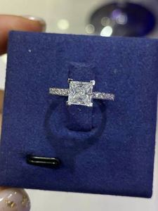 正品公主方莫桑钻石戒指1克拉18K白金方形婚戒女异形钻定制四爪