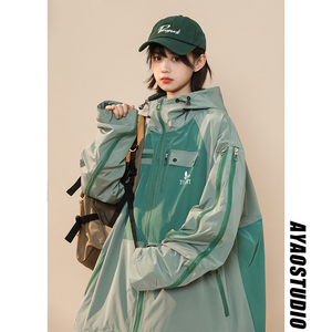 绿色冲锋衣外套女春秋季高级感特别的情侣装户外机能工装连帽夹克