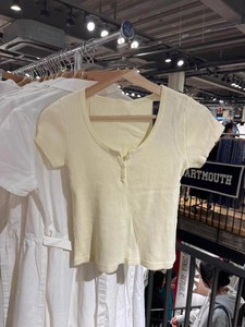 BM鹅黄色三粒扣短袖女夏季新款休闲显瘦修身百搭花边纯色T恤上衣