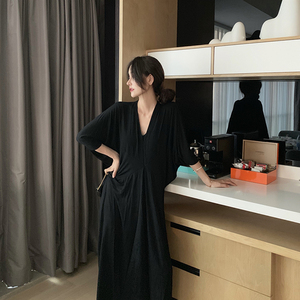 莫代尔连衣裙女夏2023新款蝙蝠袖性感V领气质慵懒风黑色长款裙子