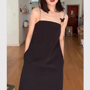 点点夏季新款欧货高级设计感气质女神范收腰显瘦黑色吊带连衣裙女