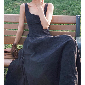点点夏季新款法式复古气质感收腰显瘦精致优雅黑色背心吊带连衣裙