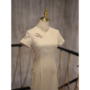 旗袍2024年春夏复古气质朴素杏白减龄款条纹日常设计感连衣裙