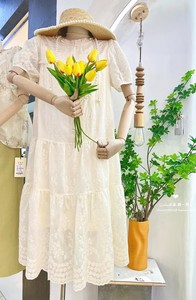 LINDA邻家女孩2024年春季新款珍珠工艺刺绣中长款蕾丝连衣裙069