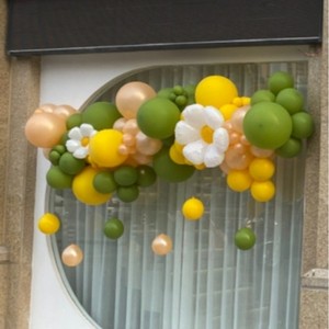 店铺开业门头橱窗香槟抹茶绿气球链布置美容院珠宝店节日气氛装饰