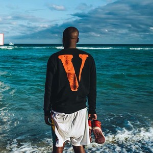 Vlone 潮牌POP UP游击店限定 FRIENDS情侣大V圆领无帽长袖卫衣男