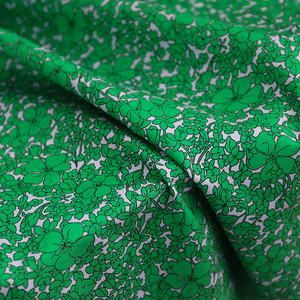 日本进口薄款白底草绿色小花瓣碎花印花纯棉府绸面料设计师布料