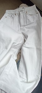 在商场买的hm的白色裤子，质量很好不会起球，穿过，版型也蛮好