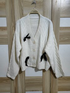 白色羊毛羊绒黑色蝴蝶结开衫毛衣外套，袖口和第一粒扣子处颜色有