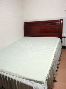 1.5米实木床含床垫（床垫是另外一个白色的，感觉有个地方凹了