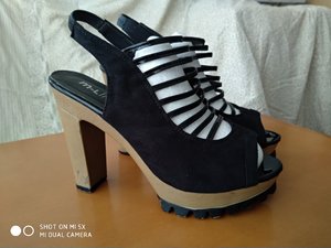 凉鞋  39女士凉鞋，产于广州，时尚百搭，只穿两次。鞋底和鞋