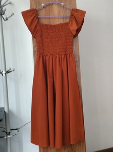 全新橘红色吊带连衣裙，两侧内囗袋，M码，裙长105厘米