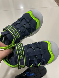 出斯凯奇Skechers品牌的儿童男童凉鞋，颜色为黑色和绿色