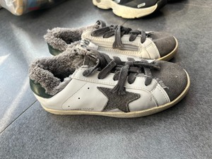 儿童鞋子新鲜鞋脏脏鞋是韩国代购的正品真皮的，椰子鞋也是在品牌
