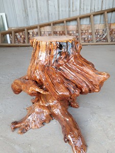 山楂木根雕，原木刷的防腐木油，坐面一千目沙纸打磨。只分享不出