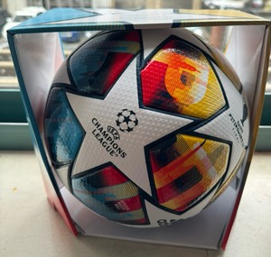 2021-2022欧冠淘汰赛用球 足球 全新自己收藏。