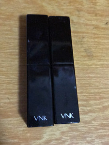 VNK   口红  一个梅子色  一个红豆沙旗舰店购入  保