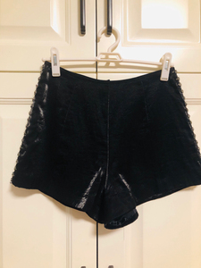 黑色微亮秋冬短裤，后方拉链，两侧边有排钻，内有衬里～尺码：腰