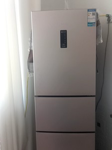 出海信 Hisense品牌的三门冰箱，颜色为白色，款式为对开