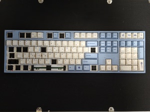 阿米洛海韵108机械键盘。键盘外壳摔了，键帽缺了。上壳子左上
