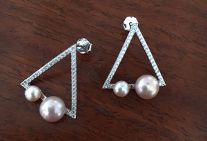 淡水珍珠耳环，全新未用过，金属材质为925银。三角型密镶一圈