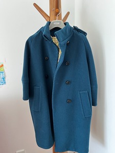 哥弟羊毛大衣，蓝绿色，立领、通肩半袖、肩章等设计元素组合，简