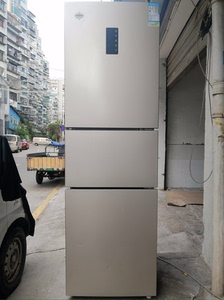 格力晶弘冰箱，231升风冷无霜三门，高178厘米宽55厘米，