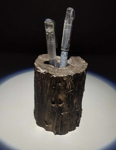 木化石笔筒 看是木实为石 造型古朴典雅 树纹树结年轮清晰 石