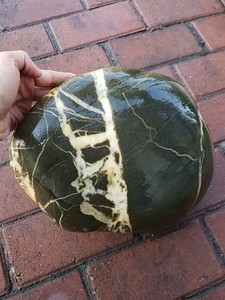 多年前去四川河里捡到的一块石头，很像一个梯子，二三十斤重，两