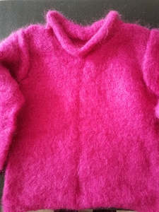 全新手工编织儿童毛衣。玫红色，毛长。衣长53，胸围92，袖长