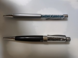 施华洛世奇正品水晶笔，共两支情侣款，朋友送的，没有用过，包装