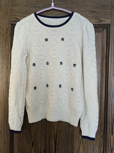 罗燕Roem品牌白色长袖针织毛衣，优雅甜美点缀，含有羊毛材料