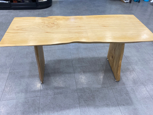 店里的桌子用来放衣服的，实木桌，长160宽70高75厚5厘米