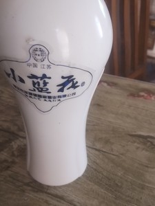 出江苏小蓝花陶瓷电热水壶，白色外观，蓝色花朵图案，壶身圆润，